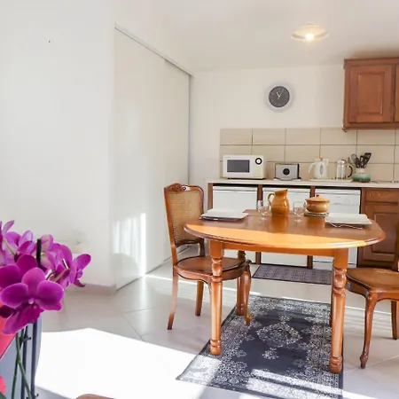 Hala¨ne Boucher Apartmán